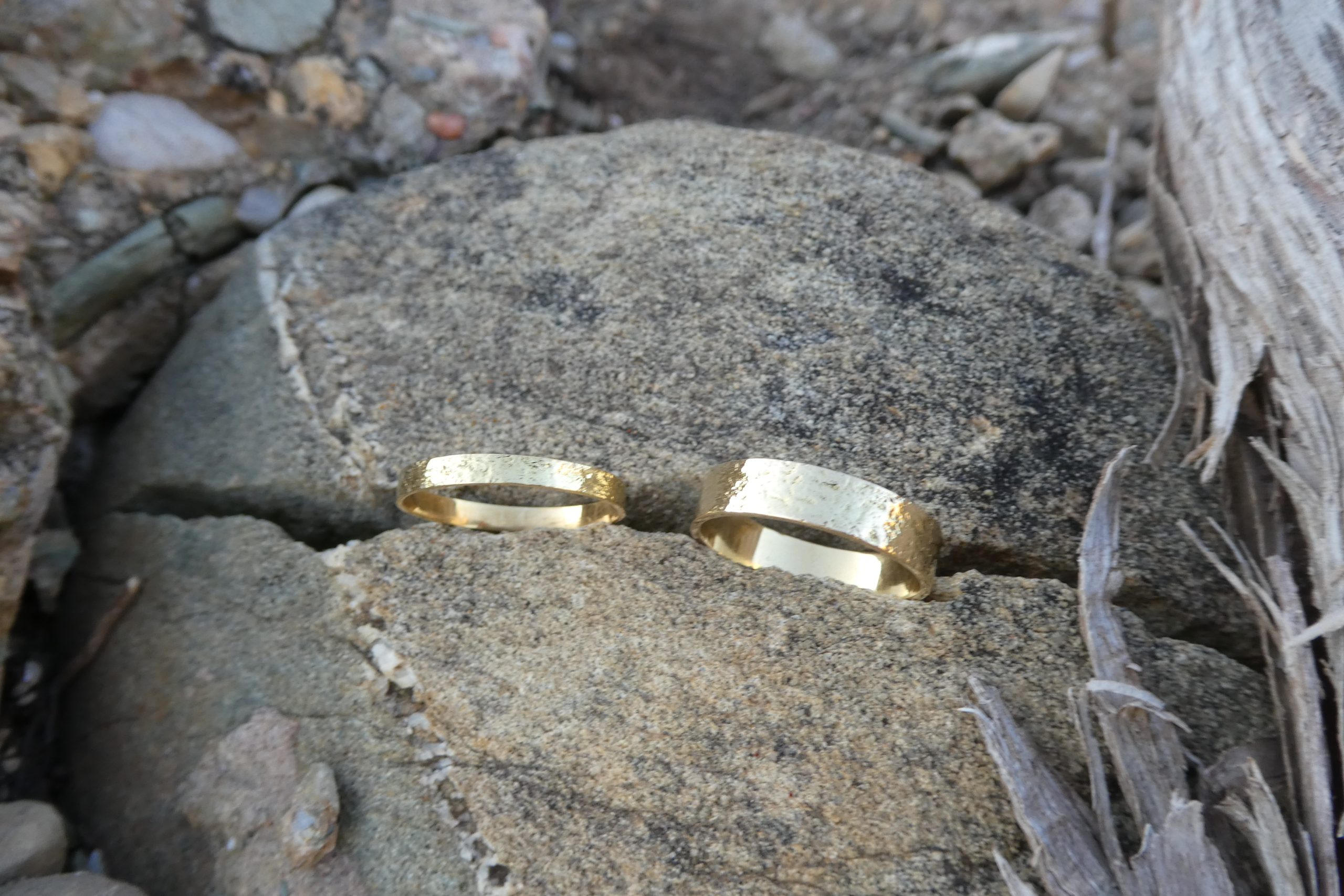 Aliança d'Or amb textura de la "Roca de Montserrat"