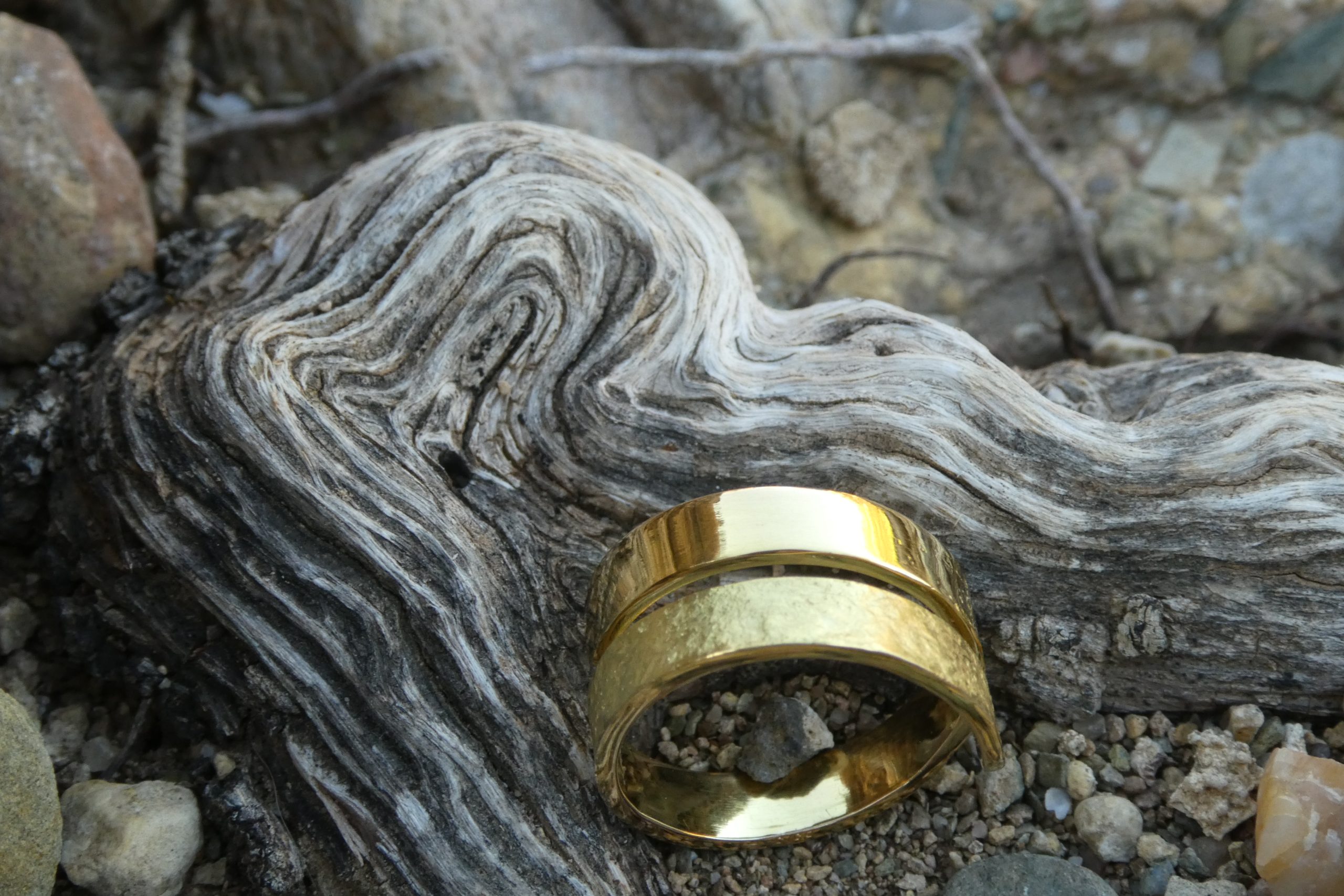 Anell d'Or amb textura de la "Roca de Montserrat"