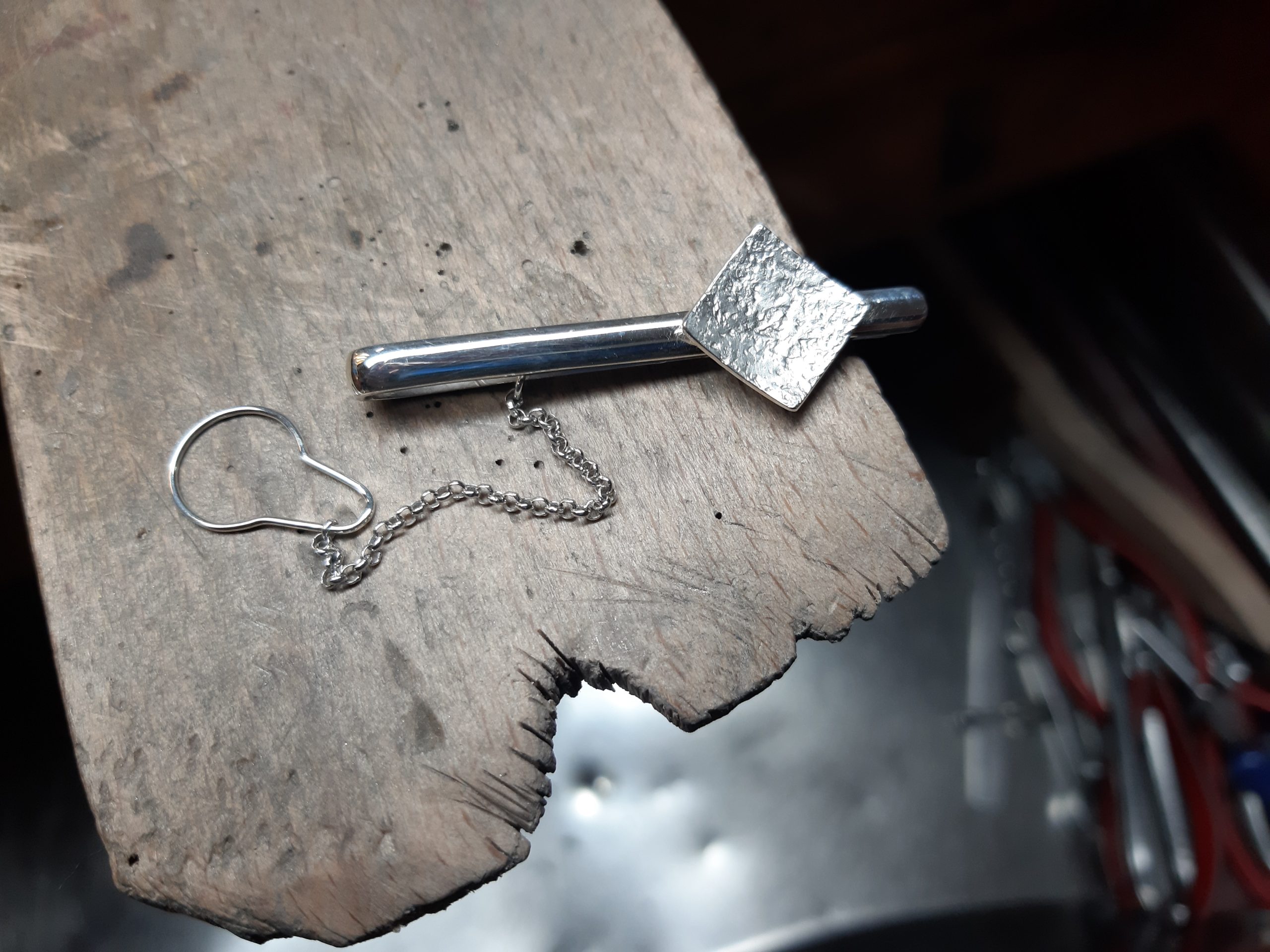 Agulla corbata Plata