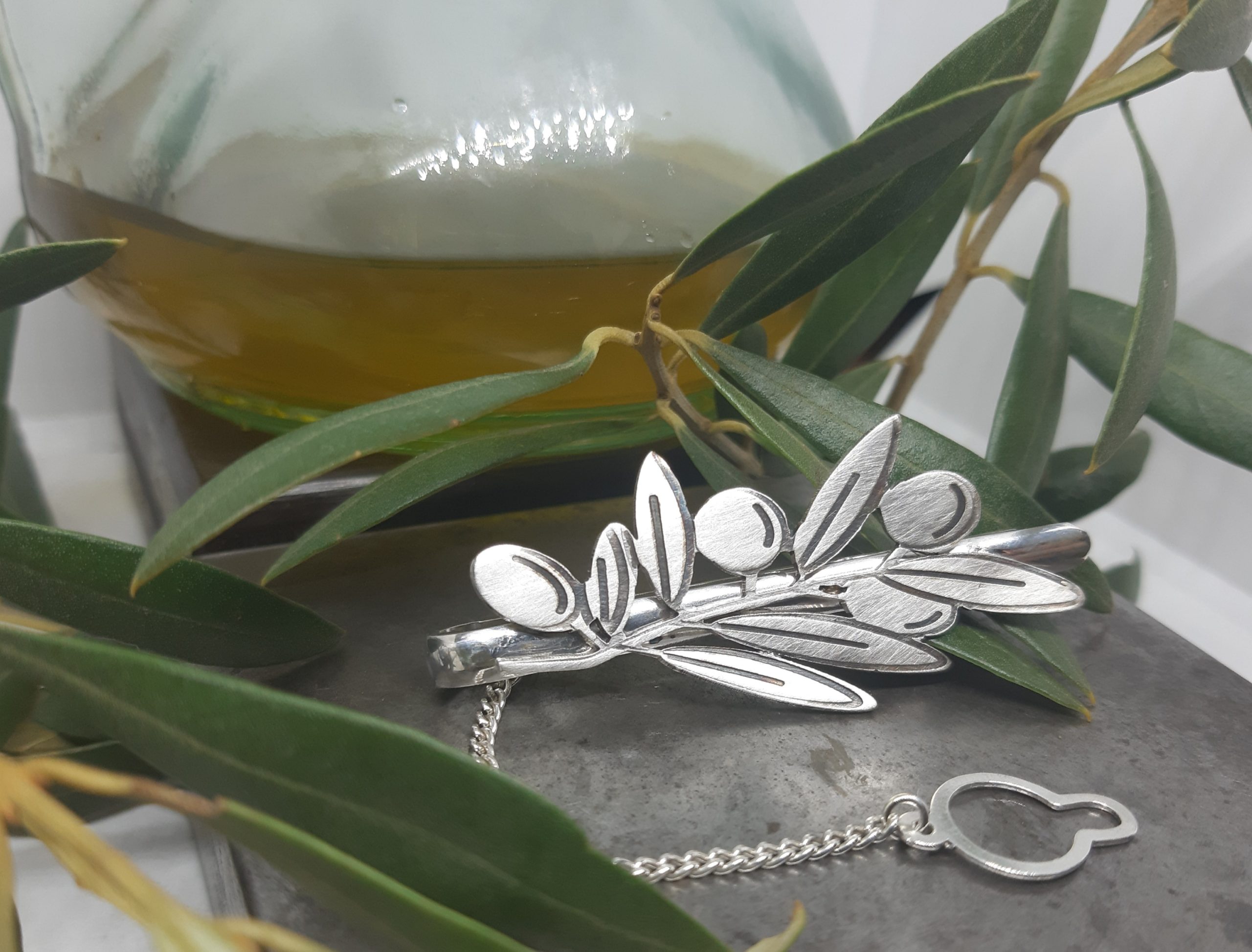 Agulla de Corbata Plata, branca d'Olivera