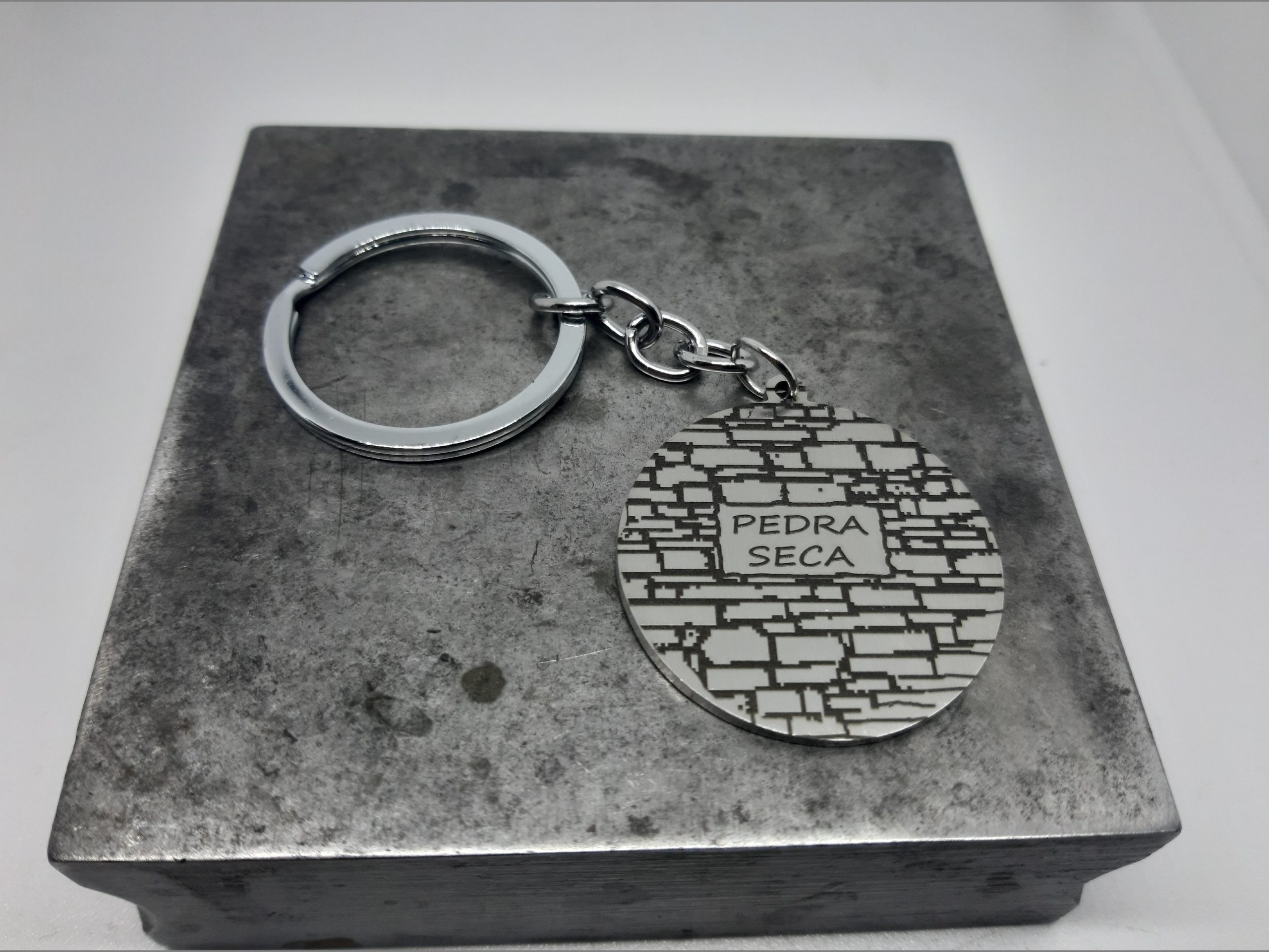 Clauer Acer dibuix Pedra Seca sobre placa rodona